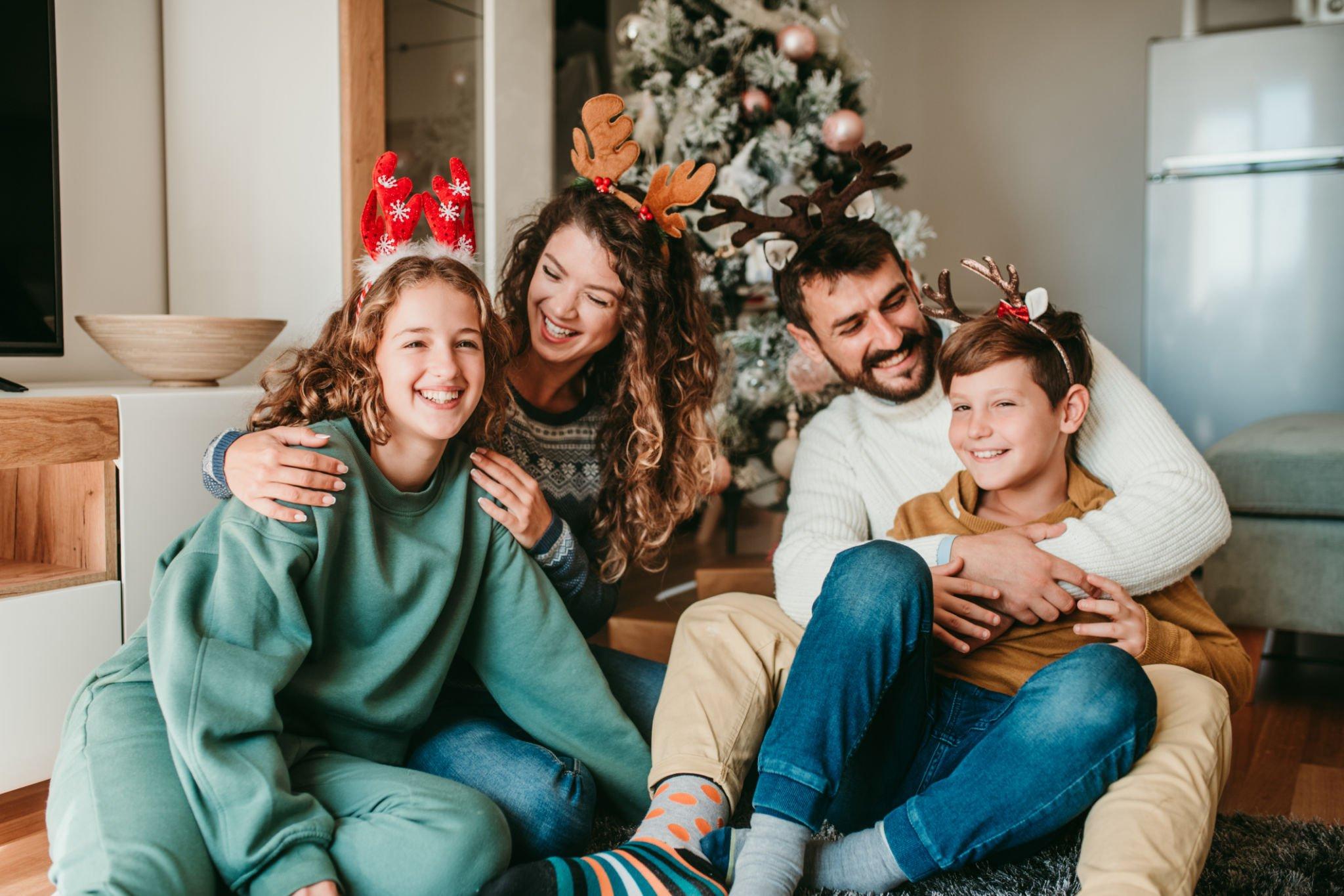 A guide to setting up a heartwarming Christmas family photoshoot at home.